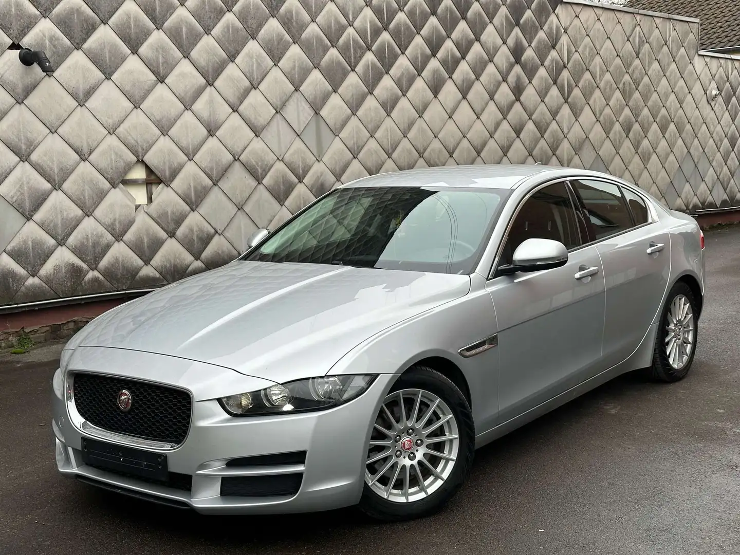Jaguar  XE D180 R-DYNAMIC SE BVA8 - AUTO ALVVO
 